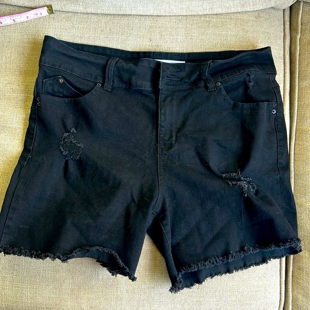 YMI WannaBettaButt mid rise shorts black distressed shorts size 13/31